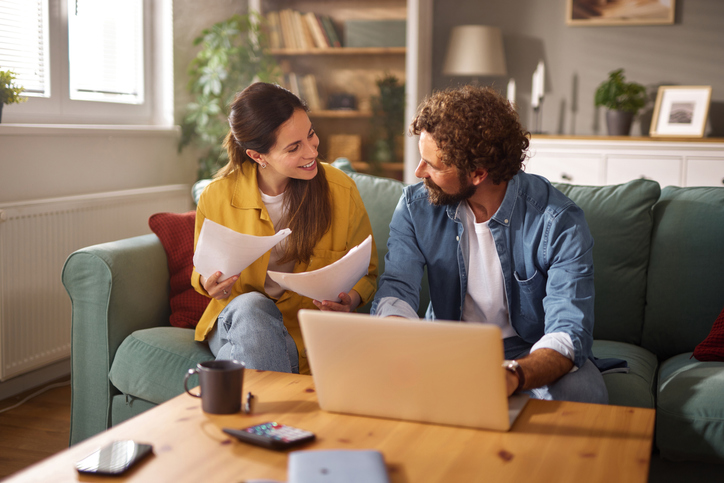 Couple comparing budgeting apps.